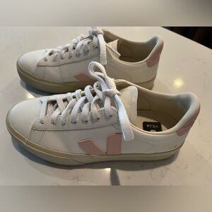 Veja sneaker pale pink logo, size 7